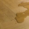 Laminaatparkett kalasaba Quick-Step Impressive Suunnittelu veekindel Cinnamon Oak – vaade 2 Kalanruoto laminaatti Quick Step Impressive Suunnittelu Cinnamon Oak – 2
