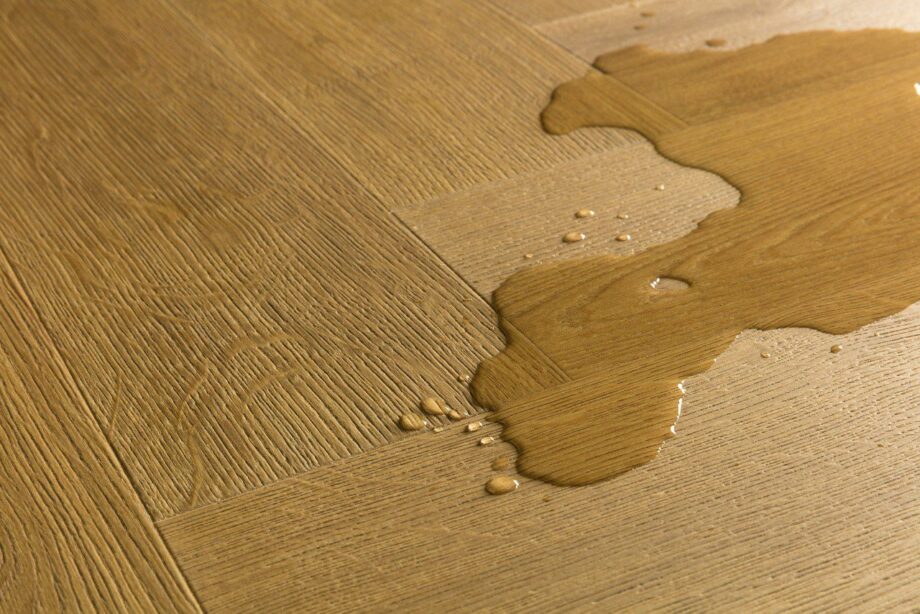 Laminaatparkett kalasaba Quick-Step Impressive Suunnittelu veekindel Cinnamon Oak – vaade 2 Kalanruoto laminaatti Quick Step Impressive Suunnittelu Cinnamon Oak – 2