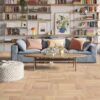 Parkettboden Tarkett Grace eiche Era ultra mattlack im wohnzimmer verlegt kamin sofa und buecherregal