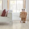 vinüülparkett-quick-step-bloom-cotton-oak-white-blush Vinüülparkett Quick-Step Bloom Cotton Oak White Blush paigaldatud elutoa põrandale. Puidust tehtud roboti makettm klassikalised aknad puidust aknakatetega.