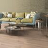 naturaalne-parkett-bauwerk-boen-casapark-tamm-46-harjatud-valge-farina-olivaha Naturaalne parkett Bauwerk Boen Casapark tamm 46 harjatud valge Farina õlivaha paigaldatud elutoa põrandale. Diivan ja tugitool ning diivanilaud millel saiake, mahl ning raamat lugemiseks.