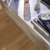parkettilattia-bauwerk-boen-casapark-budget-cut-tammi-35-harjattu-mattalakattu Parkettilattia Bauwerk Boen Casapark Budget Cut tammi 35, harjattu ja mattalakattu, asennettuna olohuoneen lattialle – luonnollinen, lämminsävyinen tammensävy ja kevyesti rustiikkinen sorteerus (maltillisesti oksakohtia ja hienovaraista sävyvaihtelua). Harjattu pinta korostaa puun aitoa tekstuuria.