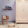 vinylboden-stein-quick-step-oro-coral-rock Vinylboden Stein Quick Step Oro Coral Rock im Kinderzimmer verlegt warme korall sandfarbene Steinoptik natürliche Struktur und dezente Farbvariationen klassischer Kinderzimmerschrank kleiner Stuhl mit Kissen im Löwen Suunnittelu und Spielzeug auf dem Boden