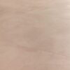 vinyylilattia-quick-step-illume-soft-blush Vinyylilattia Quick-Step Illume Soft Blush asennettuna kodin lattialle – vaalea, pehmeän roosabeige (blush) sävy ja hillitty kivimäinen/betonimainen design hienovaraisella tekstuurilla.