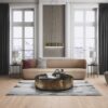 Lankkuparketti Bauwerk Tammi 35 Crema harjattu B-Protect asennettuna suuren, klassistyylisen ja korkean olohuoneen lattialle – design-sohva, nojatuoli, pöytä ja sen alla oleva tilkkumatto; vaalea, pehmeän lämmin tammen sävy ja luonnollisen rauhallinen puukuvio.