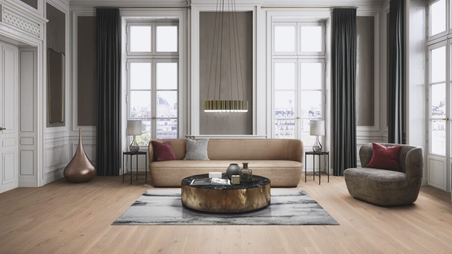 Lankkuparketti Bauwerk Tammi 35 Crema harjattu B-Protect asennettuna suuren, klassistyylisen ja korkean olohuoneen lattialle – design-sohva, nojatuoli, pöytä ja sen alla oleva tilkkumatto; vaalea, pehmeän lämmin tammen sävy ja luonnollisen rauhallinen puukuvio.