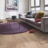 Laudparkett Bauwerk Casapark tamm 46 Crema harjatud ja heleda Bprotect lakiga viimistletud. Parkett on paigaldatud elutoa põrandale. Kaks diivanit ja disainer diivanilaud millel kauss kartulikrõpsudega, veepudel ja veeklaasid.