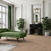 Naturaalparkett Bauwerk Casapark tamm 35 Crema harjatud ja heleda matt lakiga viimistletud paigaldatud klassikalise kõrgete lagedega elutoa põrandale.