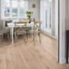 Naturaalparkett Bauwerk Casapark tamm 46 Crema harjatud ja heleda ultra mattlakiga viimistletud. Paigaldatud klassikalises stiilis söögitoa põrandale. Klassikaline valge söögilaud