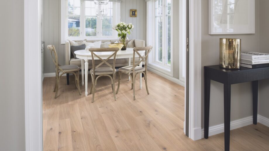 Naturaalparkett Bauwerk Casapark tamm 46 Crema harjatud ja heleda ultra mattlakiga viimistletud. Paigaldatud klassikalises stiilis söögitoa põrandale. Klassikaline valge söögilaud