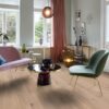Puitparkett Bauwerk Casapark tamm 46 Crema harjatud heleda Bprotect ultra mattlakiga viimistletud paigaldatud elutoa põrandale. 