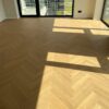 Kalanruotoparketti Bauwerk Monopark Tammi Natur 15 Avorio tilavassa ja valoisassa huoneessa, jossa suuret ikkunat