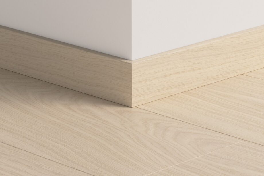qsvsk40099-1 Jalkalista Quick-Step Pure Oak Polar LVT-vinyylilattialle, vedenkestävä, 12x58x2400 mm