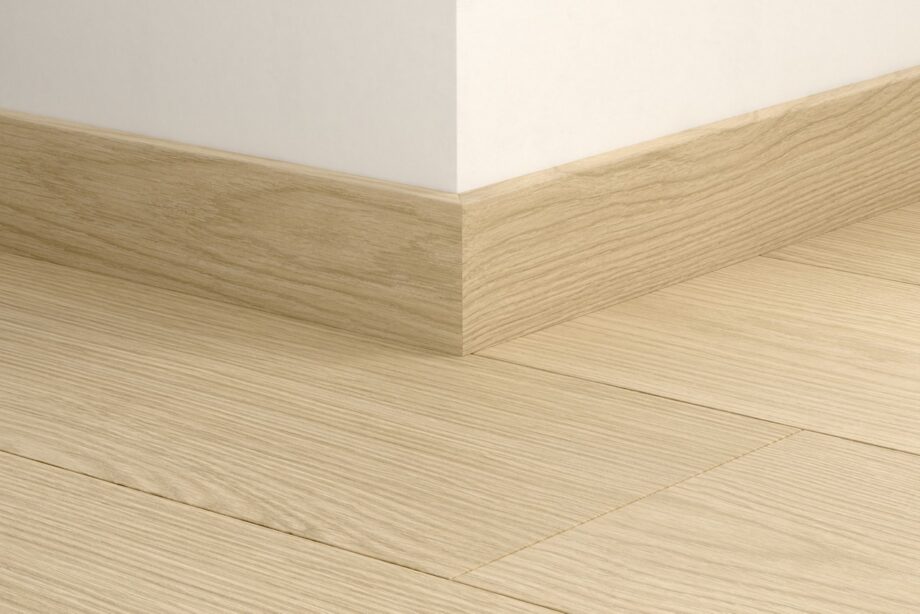 qsvsk40277-1 Jalkalista Quick-Step Buttermilk Oak LVT-vinyylilattialle, vedenkestävä, 12x58x2400 mm