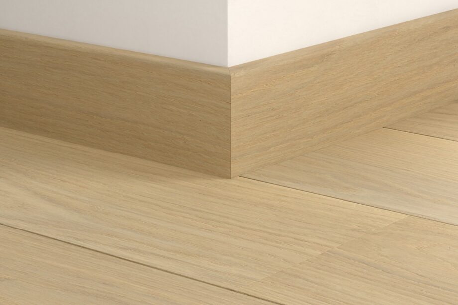 Puujalkalista Quick-Step Lily White Oak Extra Matt parketille, vedenkestävä, viilutettu, 16x80x2400 mm