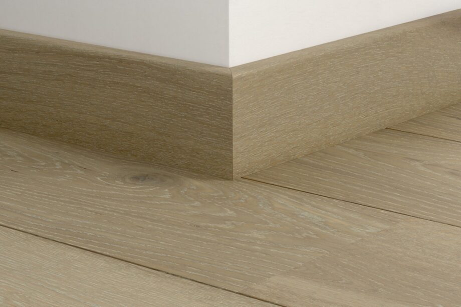 Puujalkalista Quick-Step Light Storm Oak Extra Matt parketille, vedenkestävä, viilutettu, 16x80x2400 mm