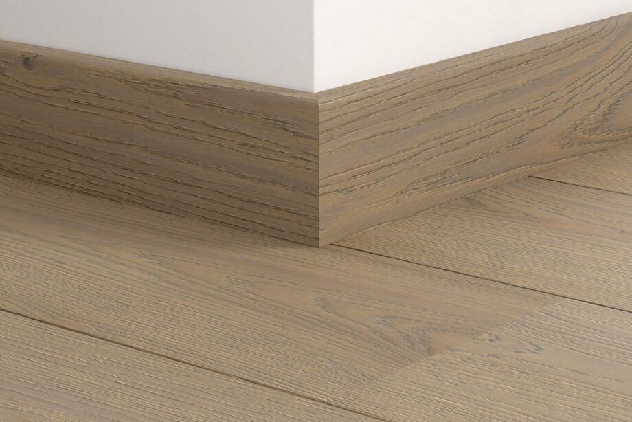 Puujalkalista Quick-Step Carbis Oak Extra Matt parketille, vedenkestävä, viilutettu, 16x80x2400 mm