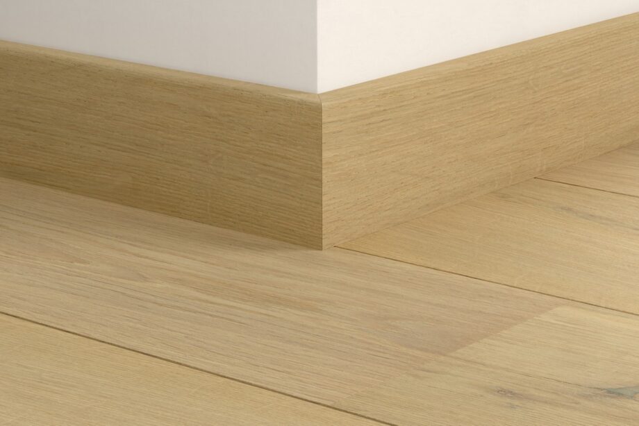qswppskr06030mm-1 Puujalkalista Quick-Step Pearl White Oak Extra Matt parketille, vedenkestävä, viilutettu, 16x80x2400 mm