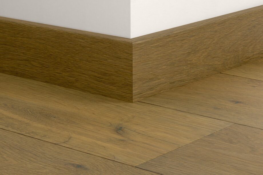 Puujalkalista Quick-Step White Cappuccino Oak Extra Matt parketille, vedenkestävä, viilutettu, 16x80x2400 mm